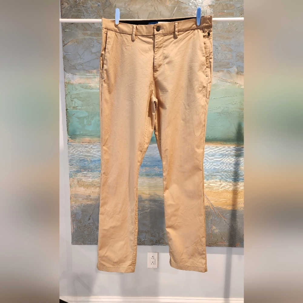 Mens 34x32 Khakis Ultimate tech straight with built in flex from Old Navy.